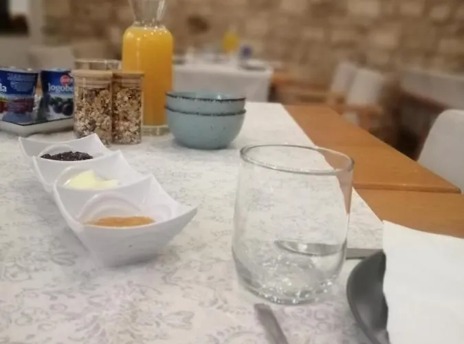 Alojamento de Acomodação e Pequeno-almoço Nora Hvar 4*