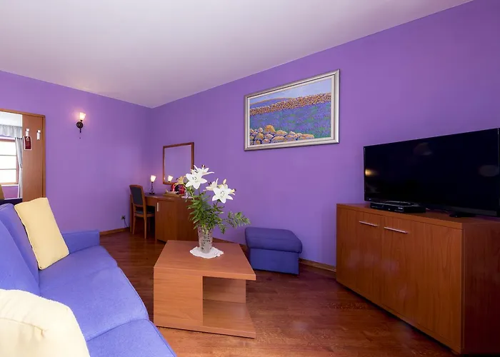 Alojamento de Acomodação e Pequeno-almoço Nora Hvar 4*