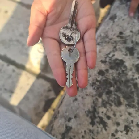 Nora Hvar חוואר