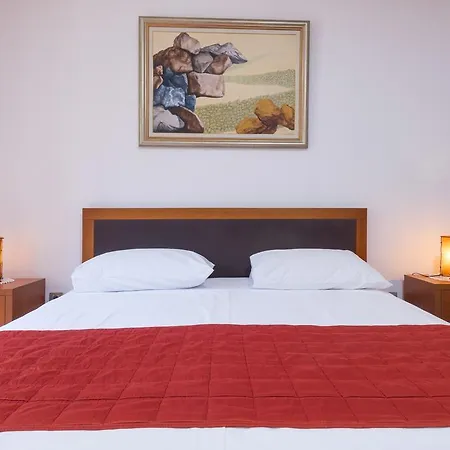 ベッド・アンド・ブレックファスト ノラ フヴァル