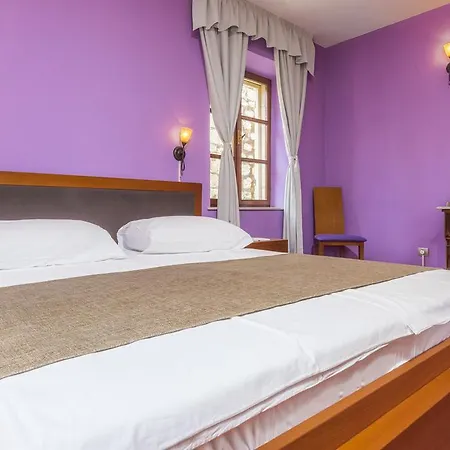 Nora Hvar 4*
